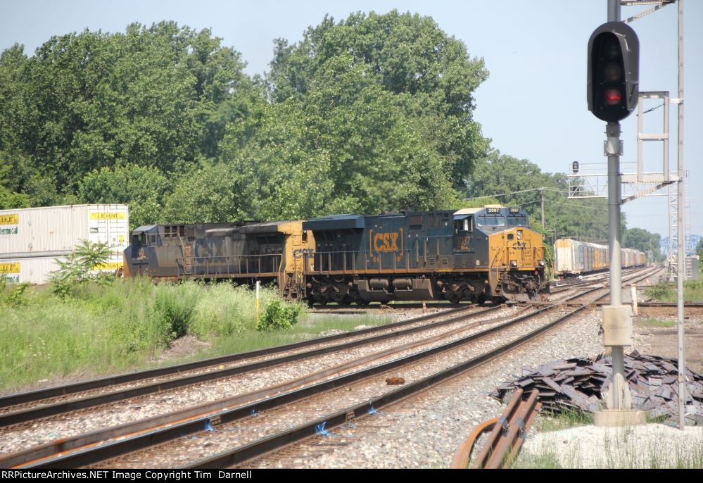 CSX 3087 leads I016